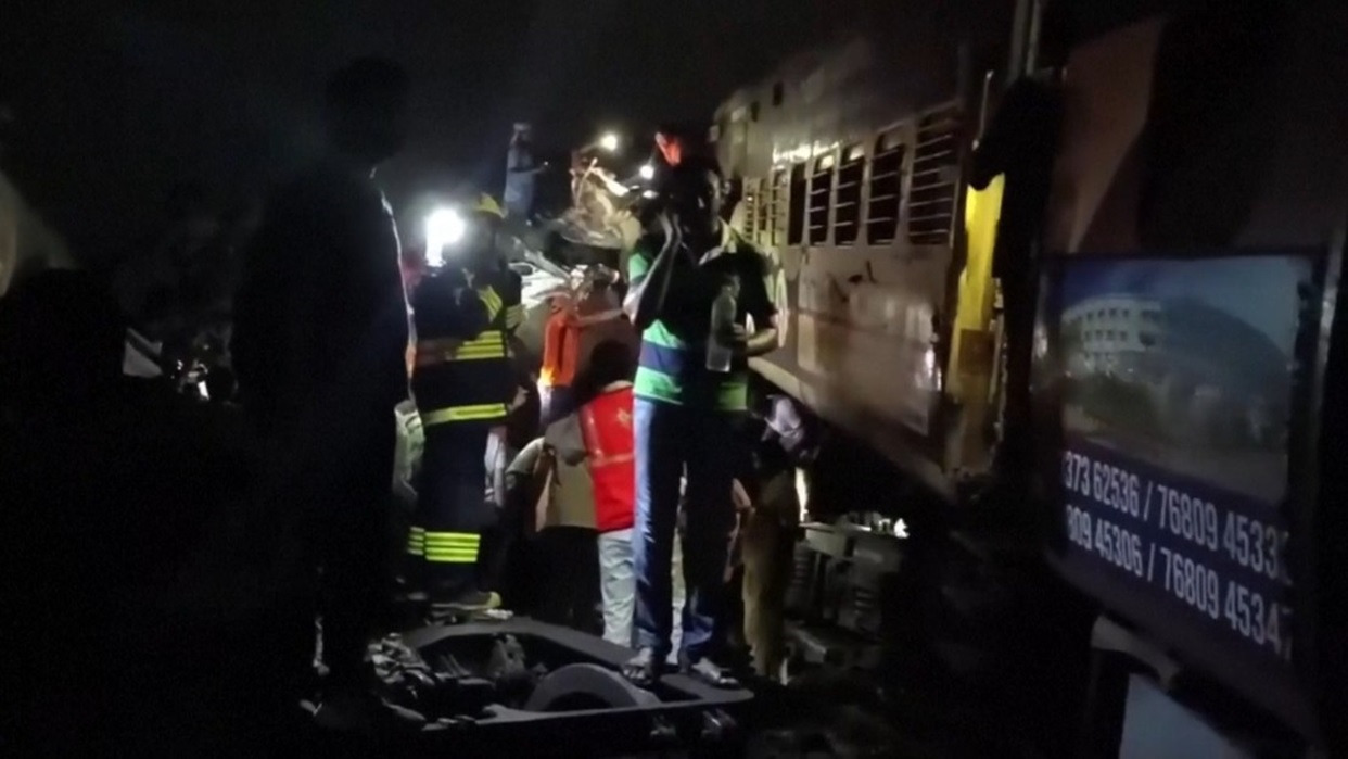 Al menos 14 muertos y varios heridos al chocar dos trenes de pasajeros en la India